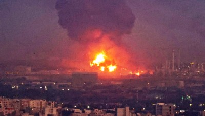 بعد ساعات من غرق أكبر سفينة حربية.. حريق ضخم بمصفاة قرب طهران