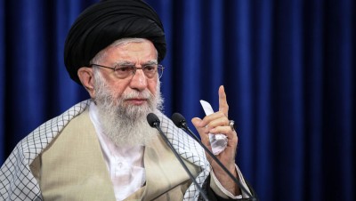 إدارة بايدن تدرس رفع العقوبات عن المرشد الإيراني علي خامنئي