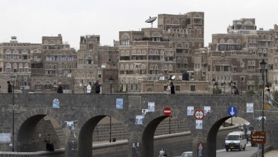 "الحوثيون" يصادرون مئات علب ومغلفات الملابس الداخلية في صنعاء