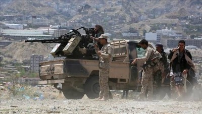 عدسات الجيش اليمني توثق لحظات هروب الحوثيين على جبهات مأرب