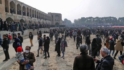 "حرق صورة خامنئي".. مواجهات بين الشرطة الإيرانية ومحتجين في أصفهان (فيديو)