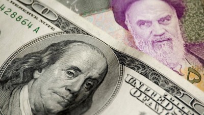 عريضة في البرلمان الإيراني تطالب بإقالة وزير الاقتصاد على خلفية انهيار العملة