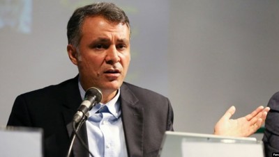 السلطات الإيرانية تفصل تعسفياً ثلاثة أساتذة جامعيين