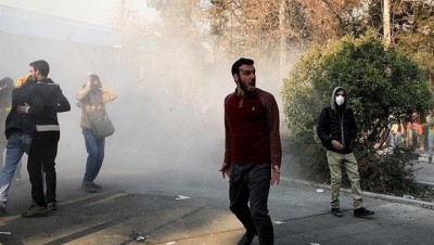 احتجاجات إيران.. تمزيق صور خامنئي وأنباء عن سقوط قتلى (فيديو)