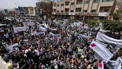 تعز تتظاهر للمطالبة بفك حصار الحوثيين