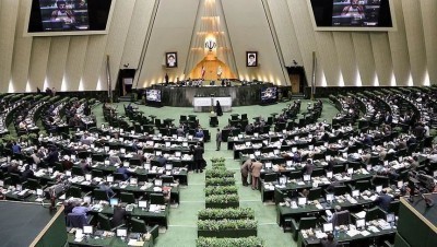 نواب إيرانيون يوقعون على مشروع قانون للانسحاب من الاتفاق النووي