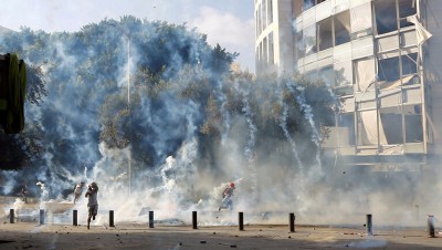 لبنان.. مقتل عنصر من قوات الأمن والمتظاهرون يصعدون حراكهم
