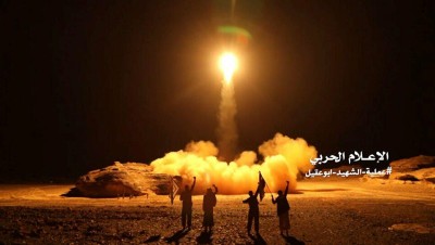 بالفيديو.. الحوثيون ينشرون تسجيلا للحظة إطلاق صاروخ باليستي صوب الرياض