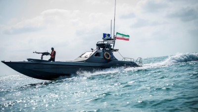 إيـران تستولي على سفينة إماراتية وتعتقل طاقمها