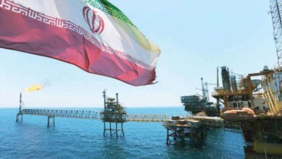 بلومبيرغ: إيران تتصل بعملائها القدامى لبيع نفطها