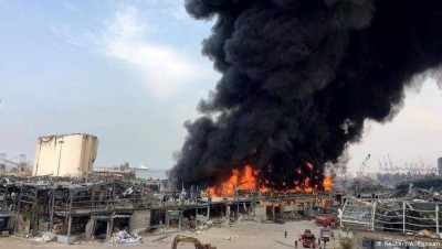 حريق في مرفأ بيروت وماكرون يعرض المساعدة