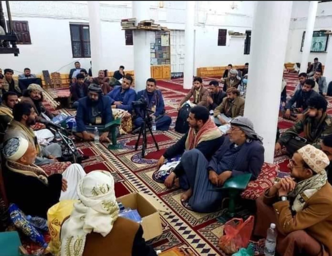 الحوثيون يحولون مساجد اليمن إلى حلقات لتناول القات (صور)