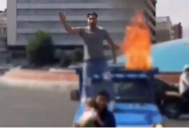 بالفيديو.. إيراني وسط طهران يصف "خامنئي" بـ"الضبع"