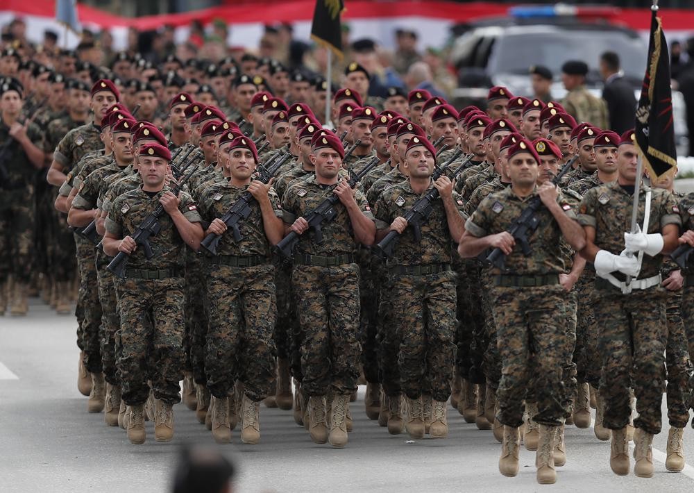 أزمة لبنان تطال جيشه.. وتحذيرات من سيطرة لـ"حـزب الله"