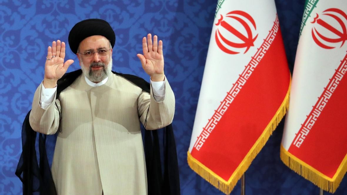 "جردوا رضيعي من ملابسه".. شهادات مروعة لسجناء أشرف الرئيس الإيراني الجديد على تعذيبهم