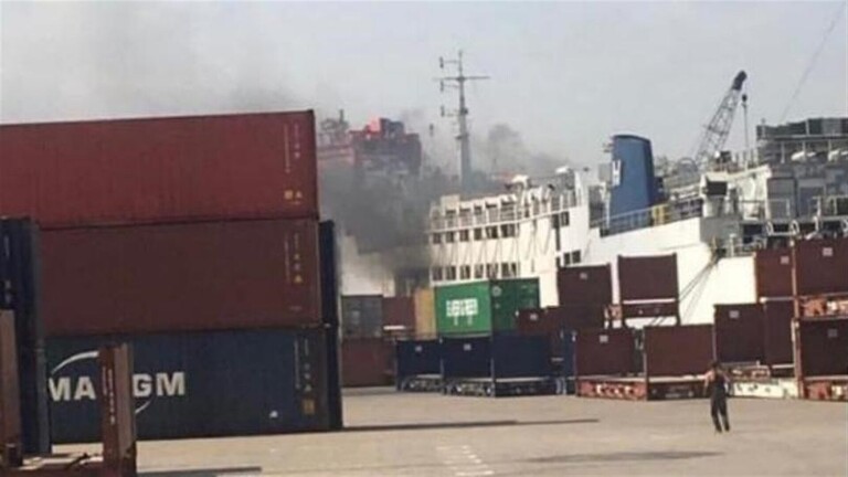 حريق على متن باخرة قبالة مرفأ بيروت