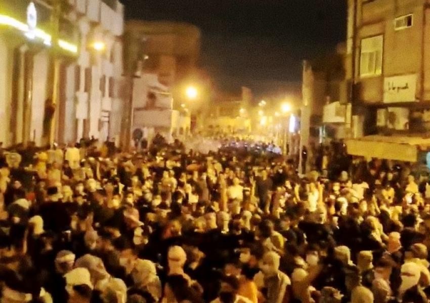 متظاهرون يحرقون دبابة وقوات الأمن الإيرانية تشن حملة اعتقالات (فيديو)