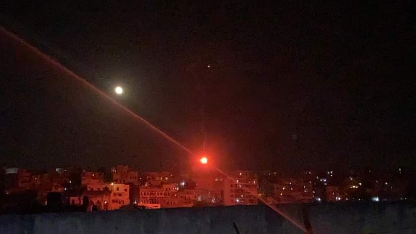 لبنانيون يطلقـون الـنـار والقنـابـل المضيئة في طرابلس (فيديو)