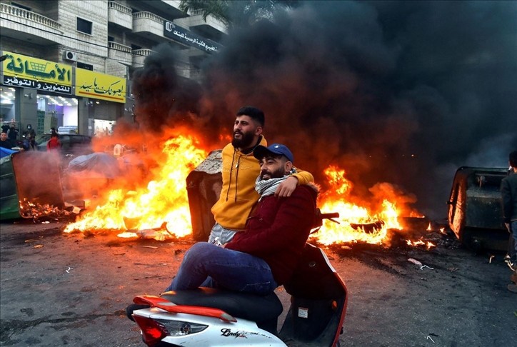 لبنان.. محتجون يقفلون الطرق أمام محطات الوقود