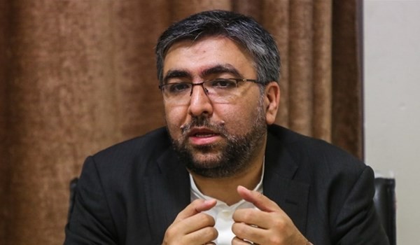 إيران تتوعد بـ "رد مزدوج" في حال استهداف سفينتها المتجهة إلى لبنان
