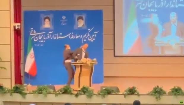 عنصر بالحرس الثوري يصفع محافظا إيرانيا خلال حفل تقديمه (فيديو)
