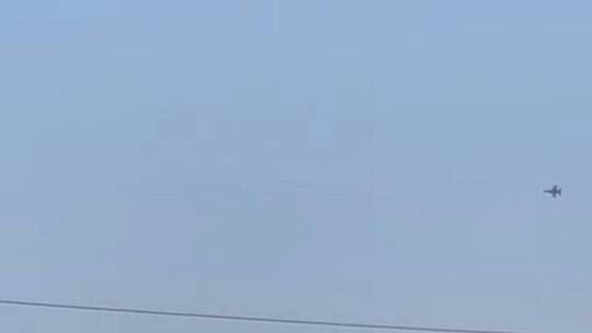 على علو منخفض.. طائرات إسرائيلية تحلق في سماء بيروت (فيديو)