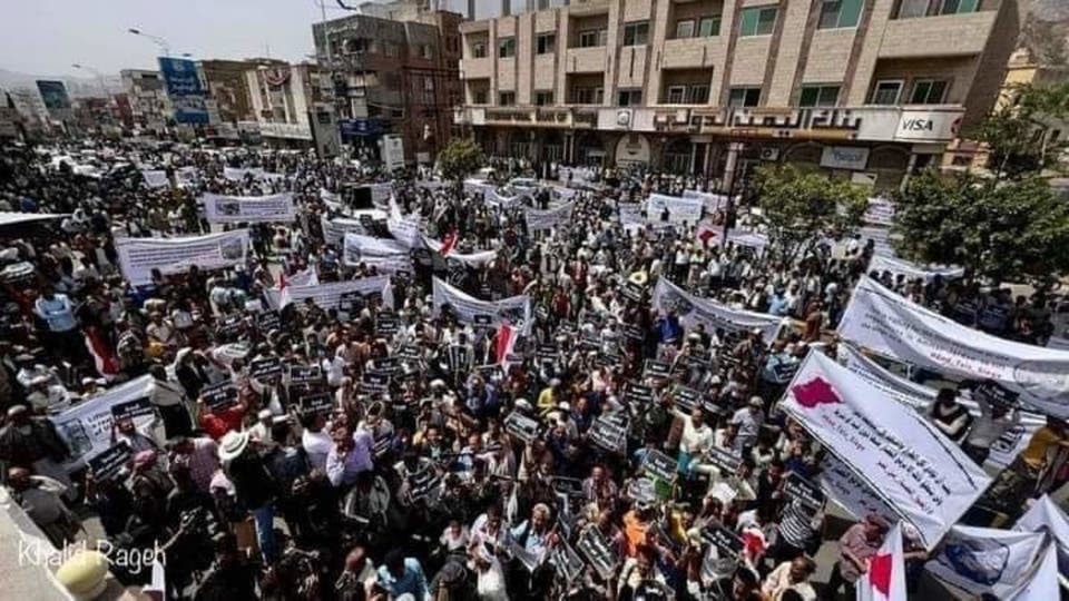 تعز تتظاهر للمطالبة بفك حصار الحوثيين