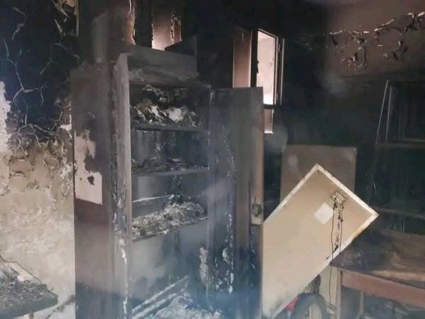 الحوثيون يحرقون مدرسة بسبب خلاف مع كادرها (صور)