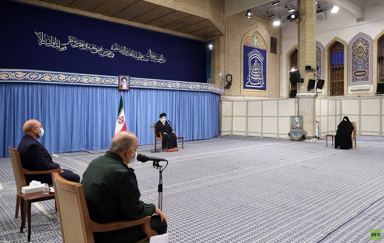 بعد شائعات تدهور صحته.. ظهور "خامنئي" برفقة عائلة "سليماني"