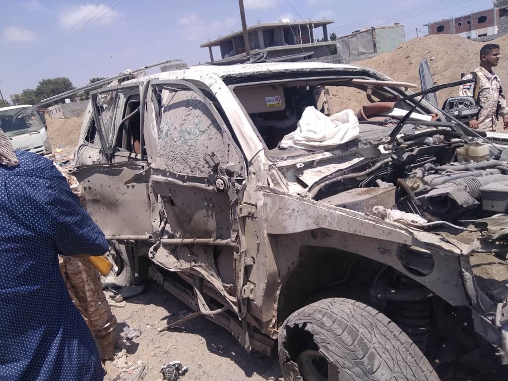 بالصور والفيديو.. انفجار يستهدف موكبا لقيادات عسكرية في عدن