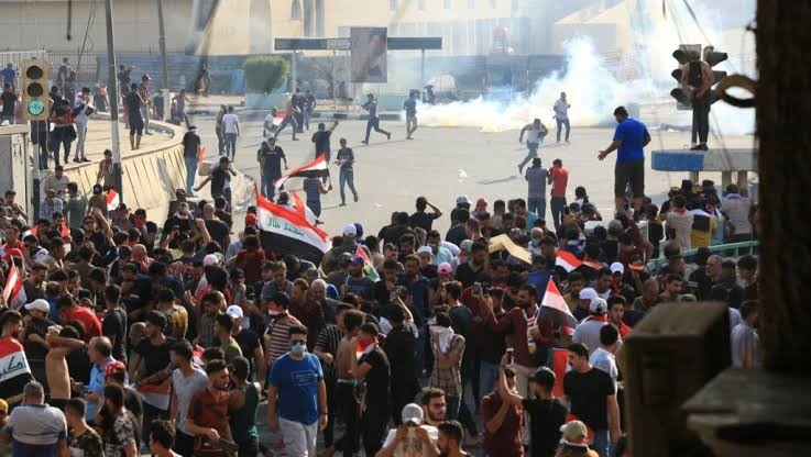 ميليشيا تابعة لإيران تهاجم مظاهرات العراقيين وعبدالمهدي يعد بتعديلات وزارية