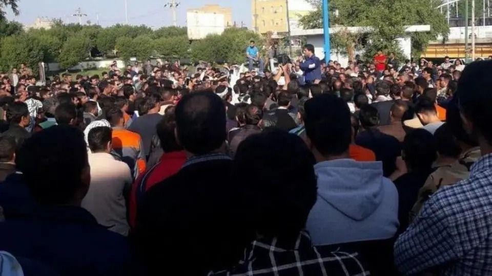 لليوم الثالث.. احتجاجات وإضرابات وتظاهرات في مدن إيـرانية