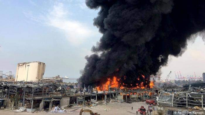 حريق في مرفأ بيروت وماكرون يعرض المساعدة