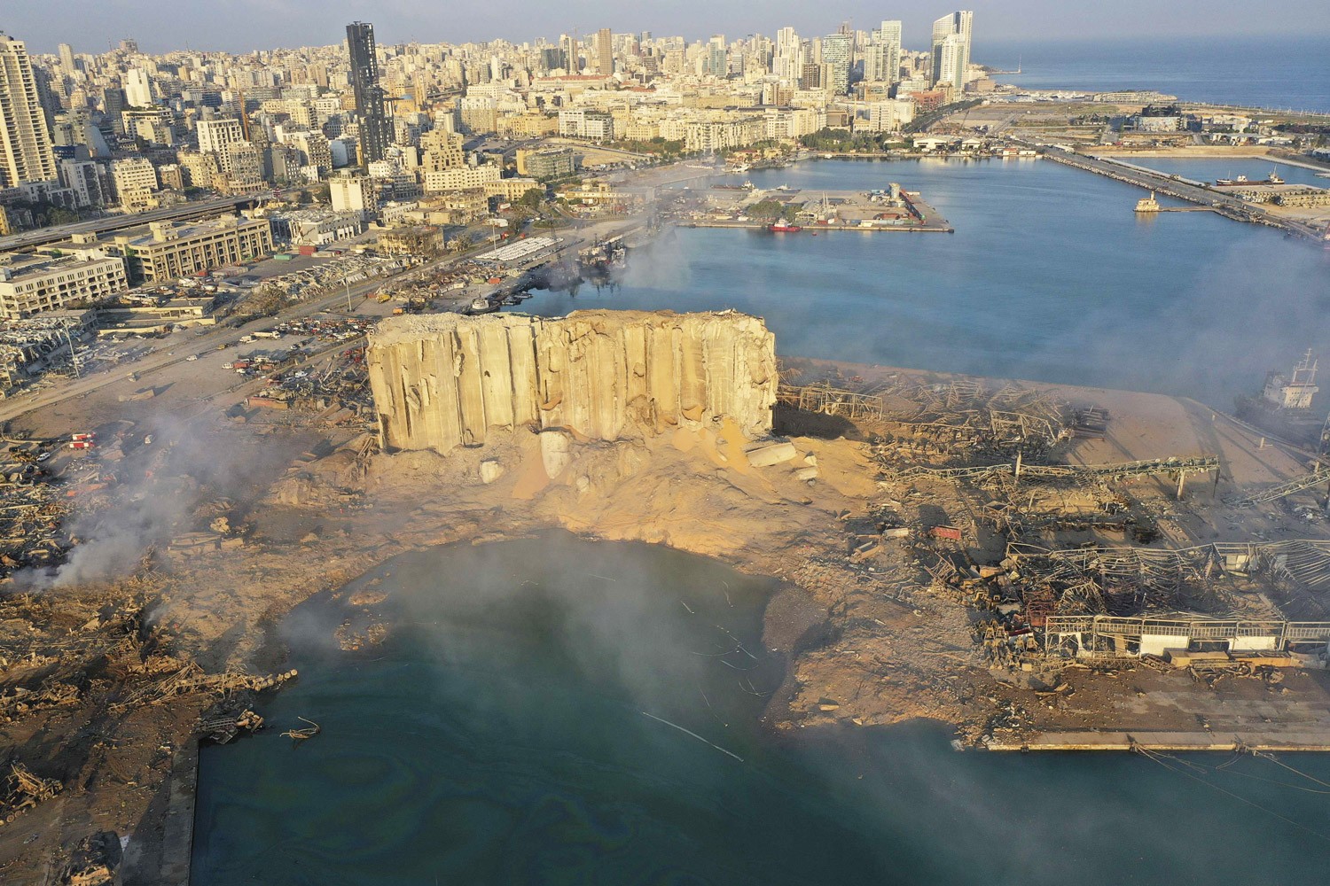 لبنان يواجه خطر تسرب مواد سامة من مرفأ بيروت