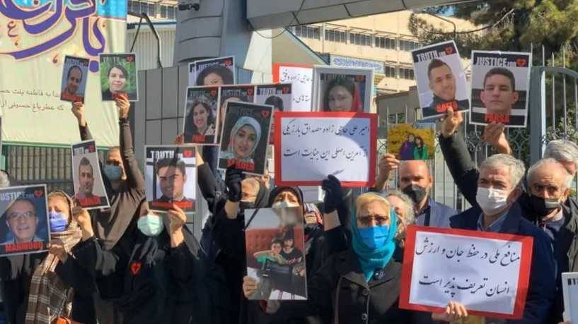 احتجاج لأقارب ضحايا الطائرة الأوكرانية يطالبون باعتقال قائد القوات الجوية بـ"الحرس الثوري"
