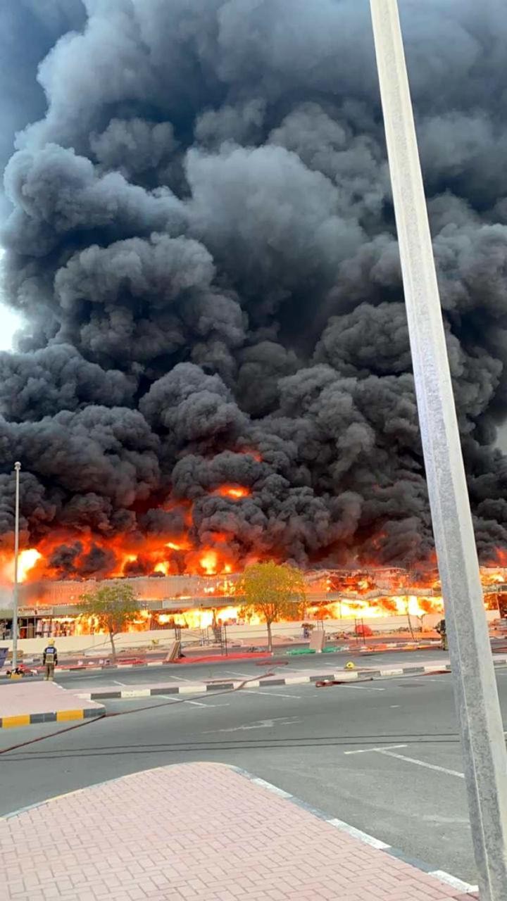 حريق كبير يلتهم السوق الإيـراني في عجمان الإماراتية
