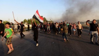 متظاهرون عراقيون يقطعون طريقا مؤديا إلى معبر حدودي مع إيران (فيديو)