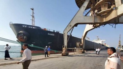 الحوثيون يتهمون التحالف باحتجاز سفينة وقود