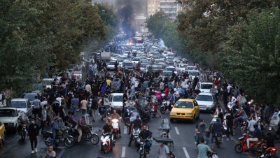 محتجون يسيطرون على شوارع "ستارخان" غرب طهران.. والأمن يقتل ناشطة إيرانية جديدة
