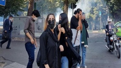 انهيار متواصل للتومان الإيراني وخسائر بملايين الدولارات جراء حجب الإنترنت