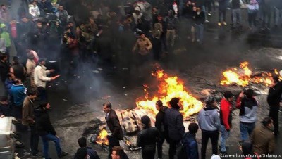 تطور جديد في انتفاضة الإيرانيين سيقلب الموازين ومتظاهرون يوجهون رسائل للباسيج