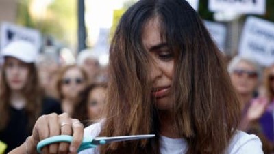 توافق أوروبي على معاقبة مسؤولين إيرانيين وعدد القتلى يتجاوز الـ200