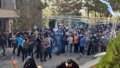 احتجاجات متواصلة في مدن إيران ونشطاء يدعون لتوسيع العصيان المدني