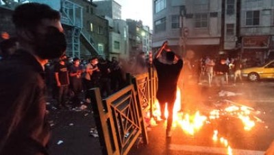 تصل أحكامها للإعدام.. النظام الإيراني يوجه اتهامات لنحو 800 متظاهر