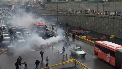 53 مدينة إيرانية تنتفض.. 11 قتيلا ومتظاهرون يحرقون صور خامنئي