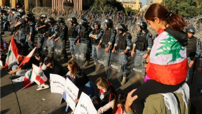لبنان.. دعوات لمظاهرات أمام البرلمان وإضراب عام