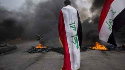 العراق.. مقتل متظاهر في بغداد وشلل شامل في مدن الجنوب