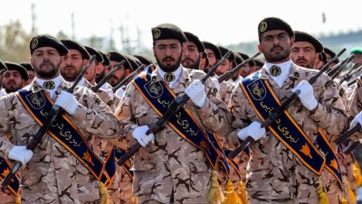 إيـران.. "كورونا" يصيب وزيرين ونائب روحاني ويفتك بالحرس الـثـوري