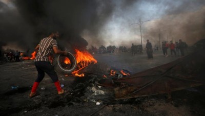 العراق.. 14 قتيلا ومتظاهرون يحرقون دائرة الوقف الشيعي في الناصرية