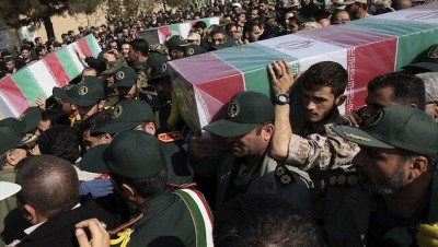 الحـرس الثـوري يشيّع ضابطا وجنديين قتـلوا غرب إيران